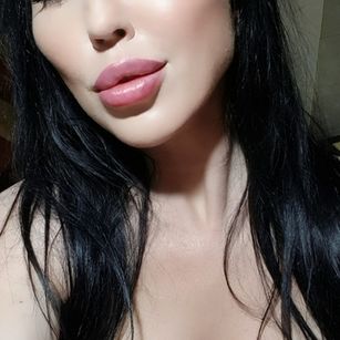 Model - Dalia Lavish corset