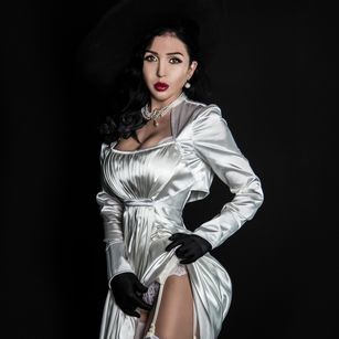 Model - Dalia Lavish corset