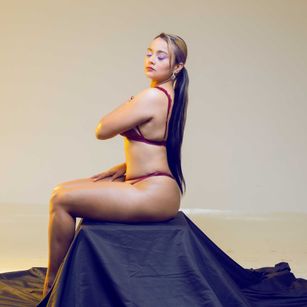 Model - TrinityStark latina