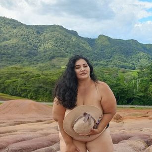 Model - KikiBau hotmom