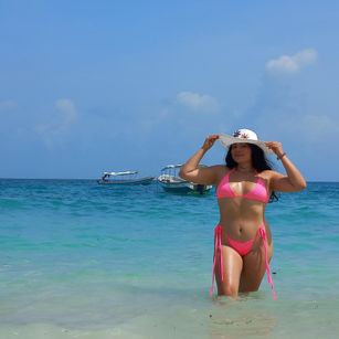 Model - Arianita Stone bigboobs