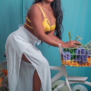 Model - NaomiBecket kinky