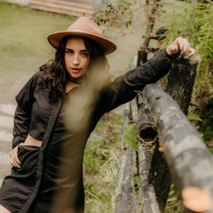 Model - Ashley Boom natural