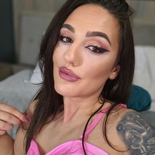 Model - Alice Lynx shaved