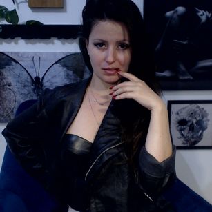 Model - Miss Reine bondage