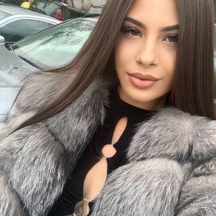 Model - Selena Rose submissive