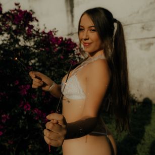 Model - Alisson Royce Whipping