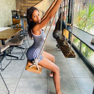 Model - JessieReyez squirt