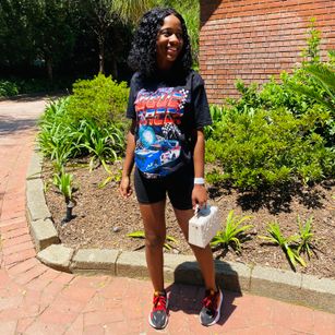 Model - JessieReyez hairypussy