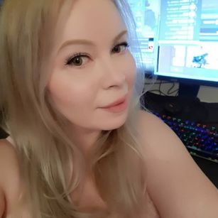 Model - CurvyWhitneyLynn mature