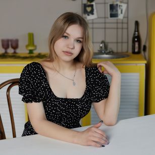 Model - SimonaOliver legs