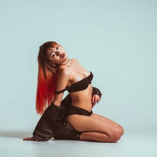 Model - AnneDark handjob