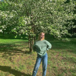 Model - AnneleeOwn legs