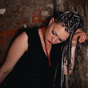 Model - Lara Vins curvy