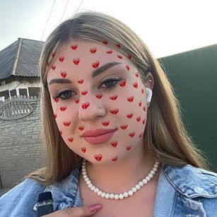 Model - HotJulie tits