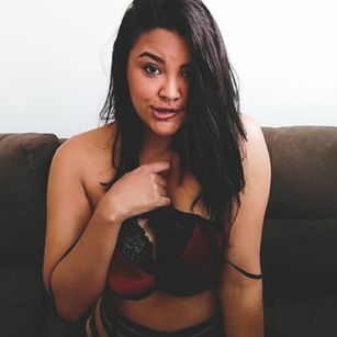 Model - Izzy Birdie pussypump