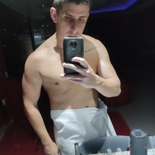 Model - Sarah and Jack deepthroat