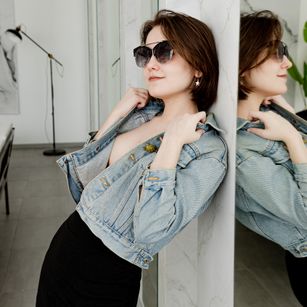 Model - Erica Black smoking