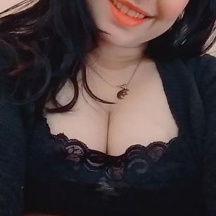 Model - CamilaRoberts curvy