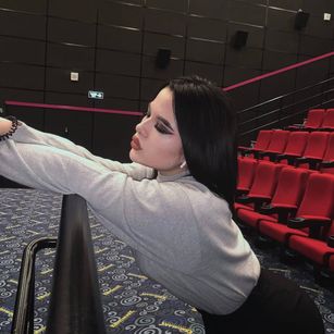 Model - Nicole__Rich young