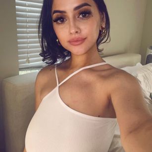 Model - Eve Luxe bigboobs