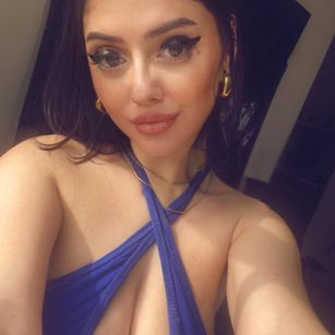 Model - Eve Luxe hugetits