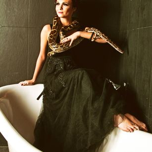 Model - Annessix_Reign domination