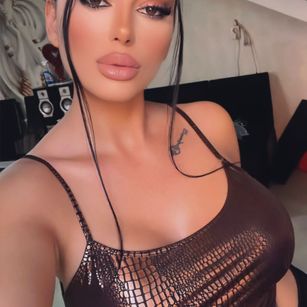 Model - AishaCharming findom