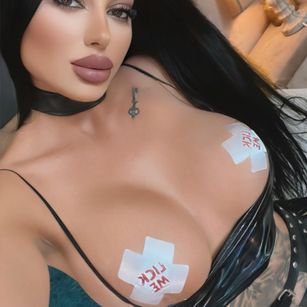 Model - AishaCharming latina