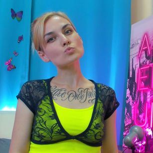 Model - Mischelle Meow streaptease