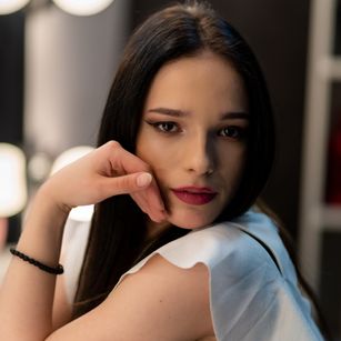 Model - NickyStyris brunette