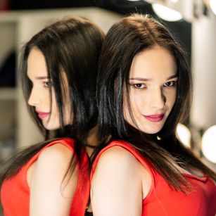 Model - NickyStyris brunette