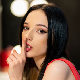 Model - NickyStyris brunette