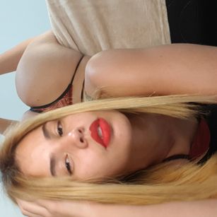 Model - JoyceSXY strapon