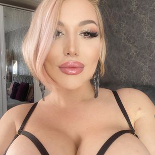 Model - Goddess Adeline bigtits