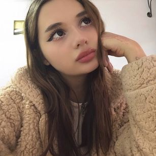 Model - AmiaRone smile