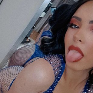 Model - MoniqueHills play