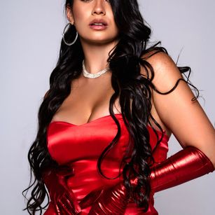 Model - Cristina Hanze toy