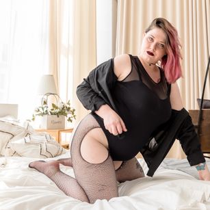 Model - Samantha Wist shaved