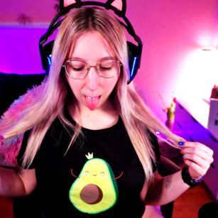 Model - JustKerry gamergirl