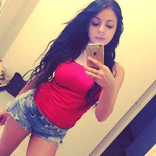 Model - EmiliaSong foot