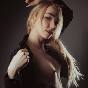 Model - Lila Blooms feet