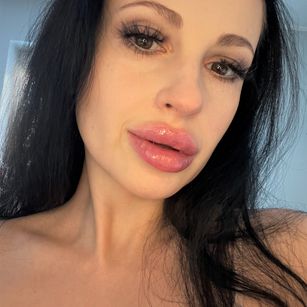 Model - Maxi Lipz blowjob