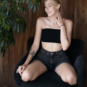 Model - Leila cumshow