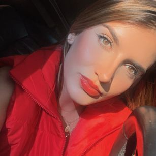 Model - Pamela Hugs feet