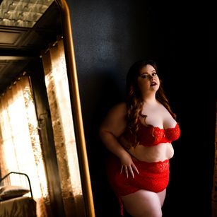 Model - Allie Sparks petite