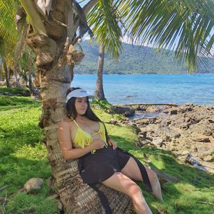 Model - Linda pretty pies