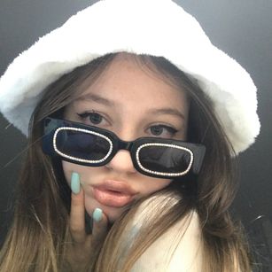 Model - Alise bigtits