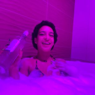 Model - Elizabeth corazon de leon bigboobs