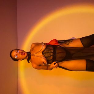 Model - Elizabeth corazon de leon puffyniples